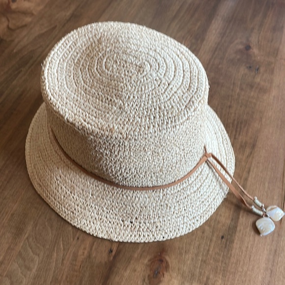Tommy Bahama Accessories - Women’s Tommy Bahama Raffia Bucket Hat Size S/M with Leather Strap and Shells